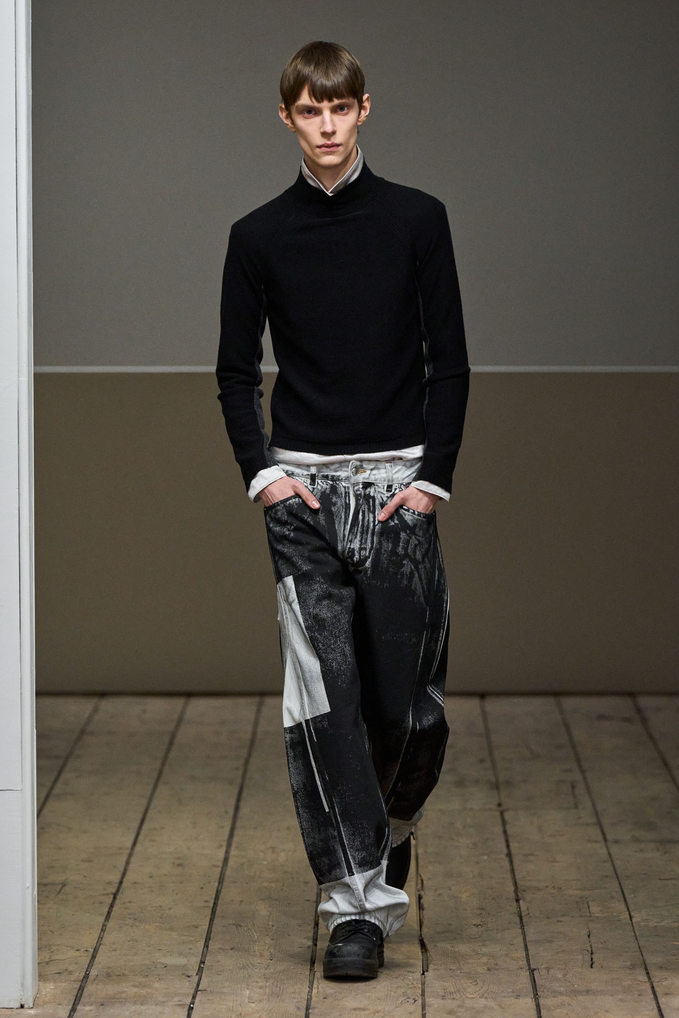 Eckhaus Latta以低饱和色调与实验剪裁打造反传统时尚语言，解构丹宁与极简黑色形成艺术化日常，在冷静空间中呈现先锋与实穿的平衡-顽石频道趋势研究